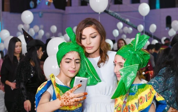 Mehriban Əliyeva Heydər Əliyev Fondunun uşaqlar üçün təşkil etdiyi bayram şənliyində - FOTO
