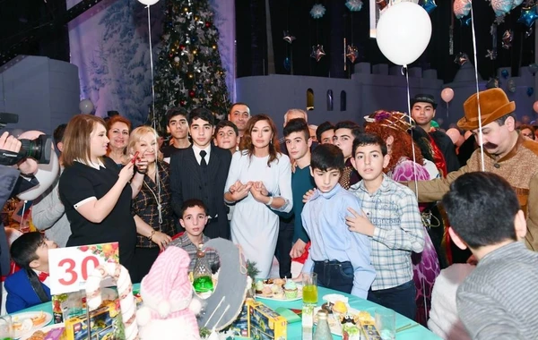 Mehriban Əliyeva Heydər Əliyev Fondunun uşaqlar üçün təşkil etdiyi bayram şənliyində - FOTO