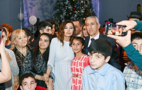 Mehriban Əliyeva Heydər Əliyev Fondunun uşaqlar üçün təşkil etdiyi bayram şənliyində - FOTO