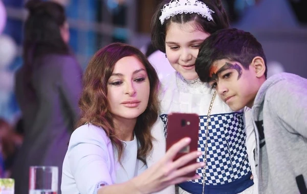 Mehriban Əliyeva Heydər Əliyev Fondunun uşaqlar üçün təşkil etdiyi bayram şənliyində - FOTO
