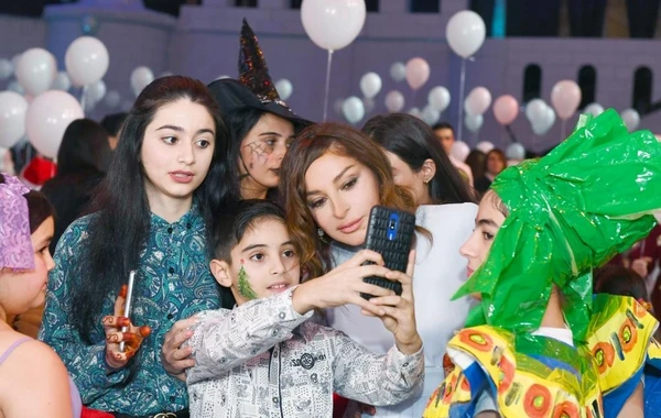Mehriban Əliyeva Heydər Əliyev Fondunun uşaqlar üçün təşkil etdiyi bayram şənliyində - FOTO