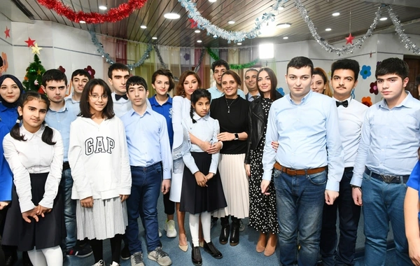 Birinci vitse-prezident Autizm sindromlu uşaqlarla bayram şənliyində - FOTO