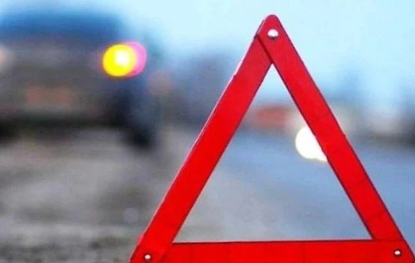 Ağstafada minik avtomobili aşdı - Ata və oğul xəsarət aldı