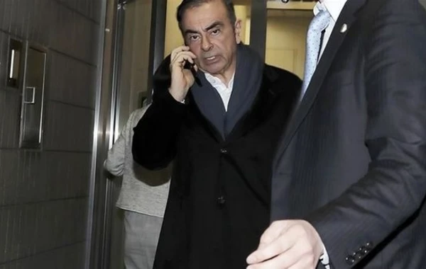“Nissan”ın keçmiş rəhbəri musiqi aləti qutusunda ölkədən qaçdı - FOTO