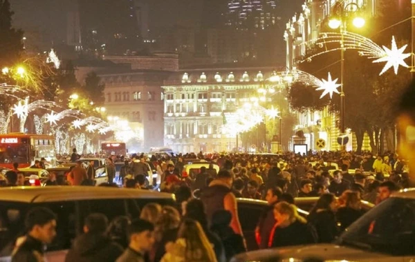 В новогоднюю ночь в центре Баку собрались миллион человек - ФОТО
