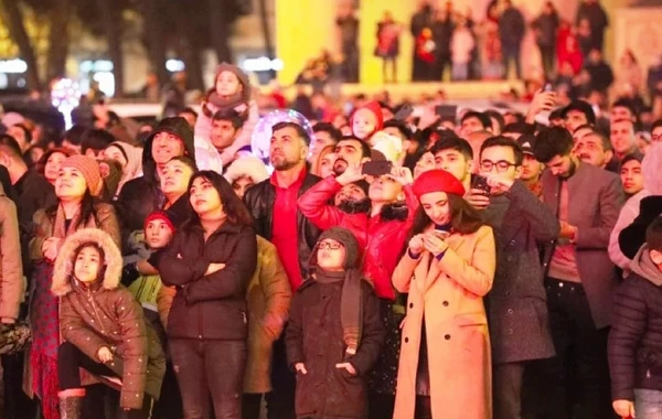 В новогоднюю ночь в центре Баку собрались миллион человек - ФОТО