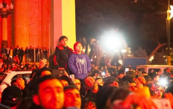 В новогоднюю ночь в центре Баку собрались миллион человек - ФОТО