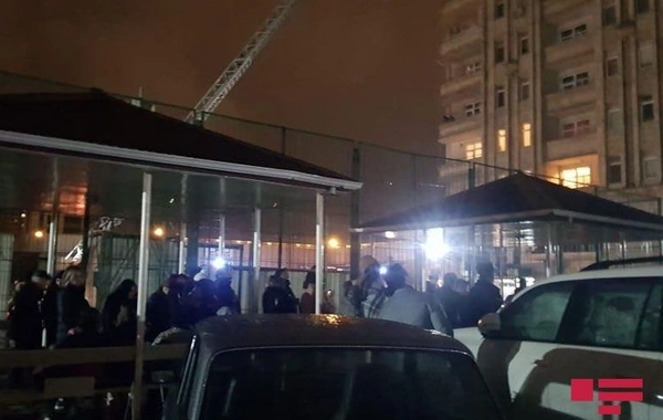 Пожар в 18-этажном доме в Баку, жильцы эвакуированы - ВИДЕО