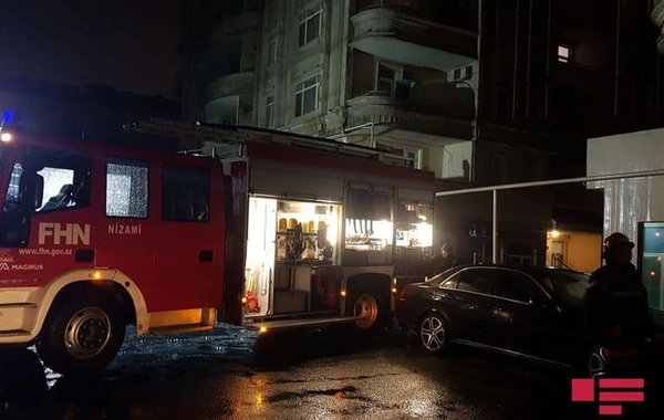Пожар в 18-этажном доме в Баку, жильцы эвакуированы - ВИДЕО