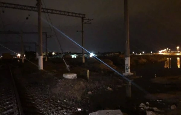 В Баку автомобиль скорой помощи столкнулся с поездом, водителю ампутировали ногу - ФОТО