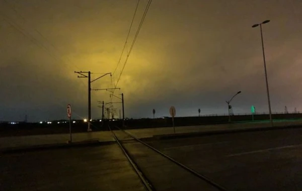 В Баку автомобиль скорой помощи столкнулся с поездом, водителю ампутировали ногу - ФОТО