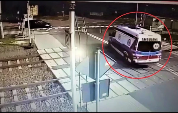 SON DƏQİQƏ! Bakıda təcili yardım maşını qatarla toqquşdu