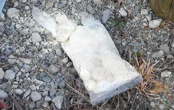 Bakıda yarımtikilidə gizlədilən 1 kiloqramdan artıq heroin aşkarlanıb