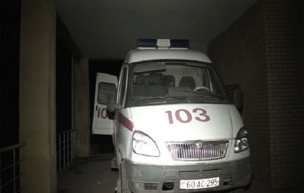 Üstünə avtomobil düşən kişi öldü