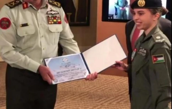 Milyarder şahzadə ölkənin ilk qadın pilotu oldu - FOTO