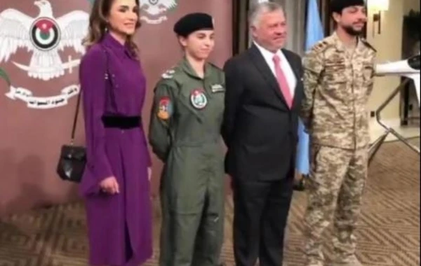 Milyarder şahzadə ölkənin ilk qadın pilotu oldu - FOTO