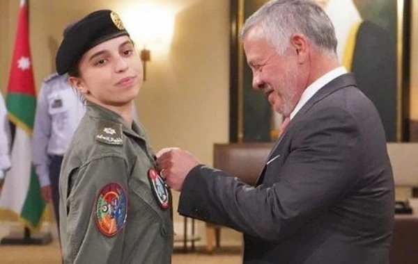 Milyarder şahzadə ölkənin ilk qadın pilotu oldu - FOTO