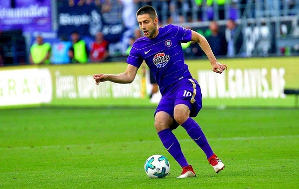 Azərbaycanlı futbolçu erməni bər-bərin xidmətindən istifadə edir - FOTO
