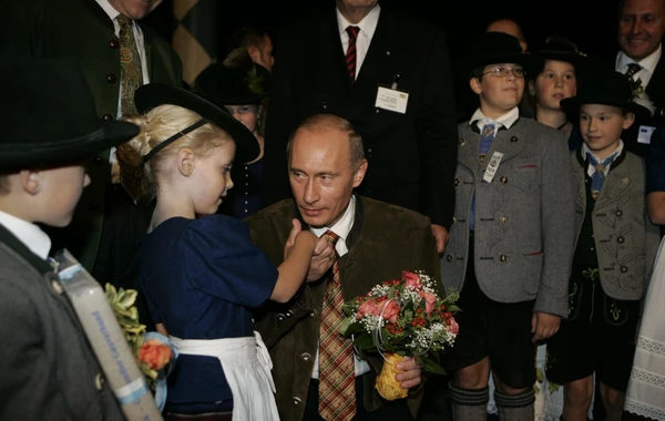 Опубликована новая серия редких ФОТО Путина