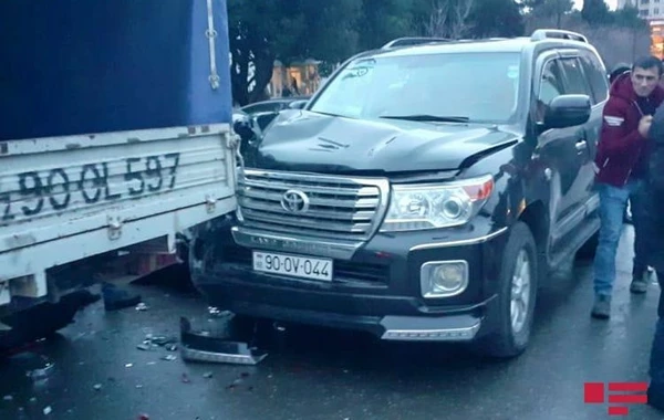 В Баку потерявший управление автомобиль протаранил четыре машины - ФОТО