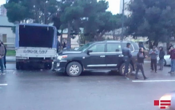 В Баку потерявший управление автомобиль протаранил четыре машины - ФОТО