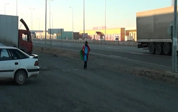 Şəmkirdən Bakıya piyada gəlir - FOTO