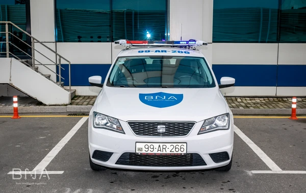 Незаконную парковку в Баку будут контролировать специальные автомобили БТА - ВИДЕО