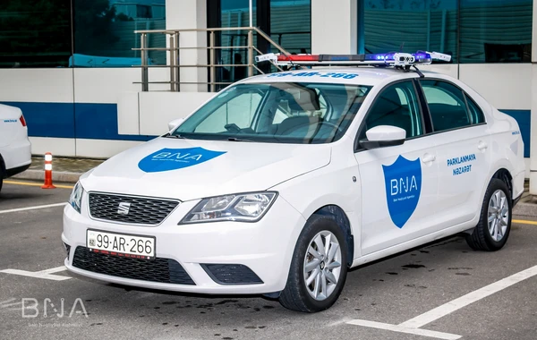 Незаконную парковку в Баку будут контролировать специальные автомобили БТА - ВИДЕО