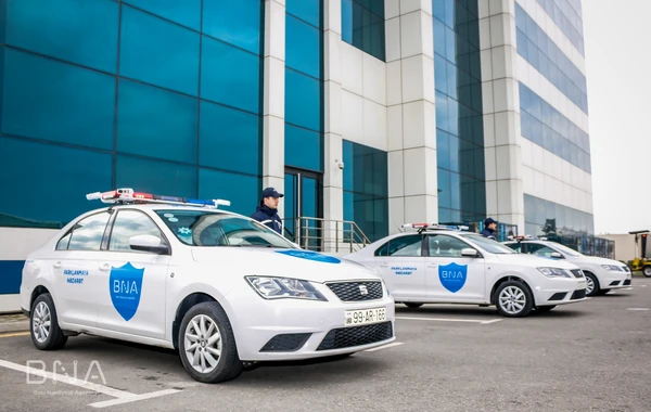 Незаконную парковку в Баку будут контролировать специальные автомобили БТА - ВИДЕО