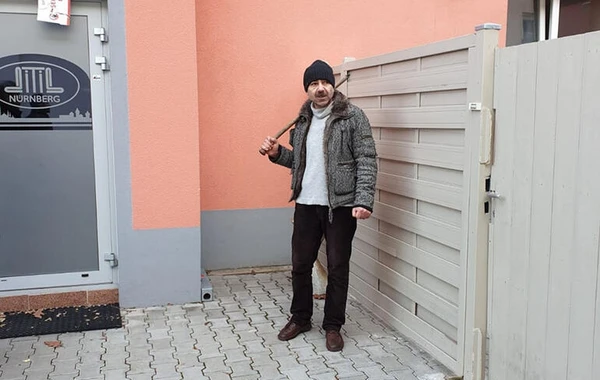 Azərbaycanlı kişi Almaniyada məscidə hücum etdi - FOTO