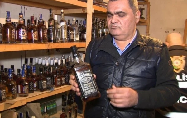 В Баку задержали банду, занимающуюся изготовлением поддельного алкоголя - ФОТО