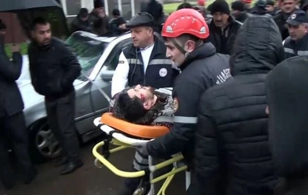 Azərbaycanda ağır qəza - sürücü əzilmiş maşının içərisində qaldı - VİDEO