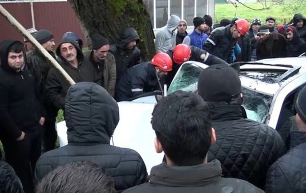 Azərbaycanda ağır qəza - sürücü əzilmiş maşının içərisində qaldı - VİDEO
