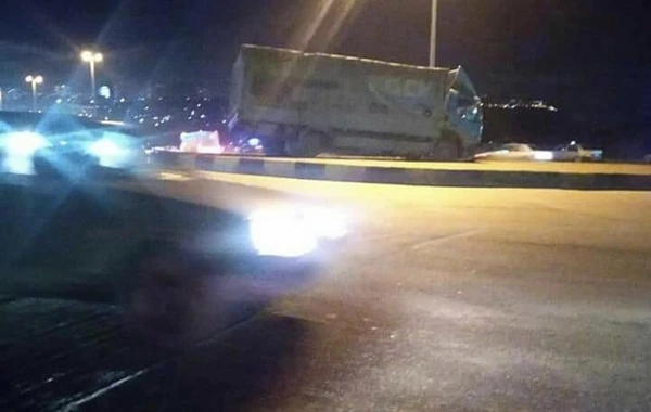 Bakıda yük avtomobili qəza törətdi, tıxac yarandı - FOTO
