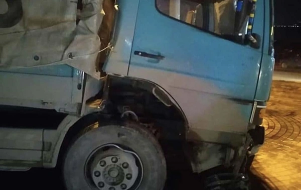 Bakıda yük avtomobili qəza törətdi, tıxac yarandı - FOTO