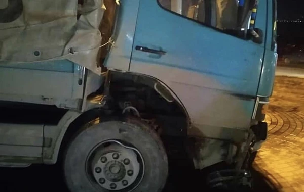 Bakıda yük avtomobili qəza törətdi, tıxac yarandı - FOTO