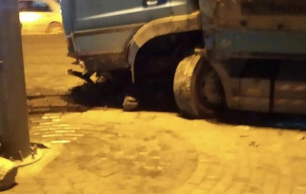 Bakıda yük avtomobili qəza törətdi, tıxac yarandı - FOTO