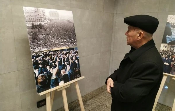 В бакинском метро открылась фотовыставка "30 лет кровавой истории 20 Января" - ФОТО