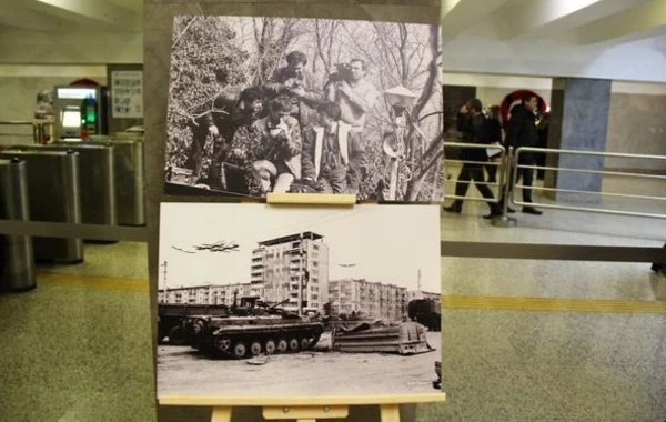 В бакинском метро открылась фотовыставка "30 лет кровавой истории 20 Января" - ФОТО