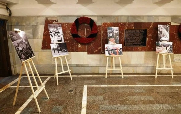В бакинском метро открылась фотовыставка "30 лет кровавой истории 20 Января" - ФОТО