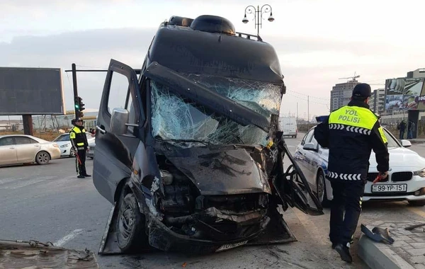 Sumqayıtda mikroavtobus dirəyə çırpıldı, ölən var - VİDEO