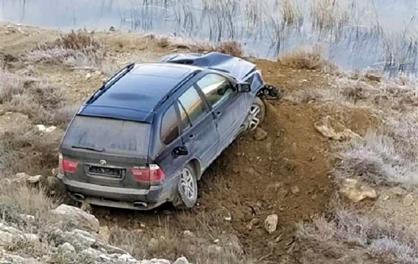Bakıda "BMW X5" yoldan çıxıb dərəyə yuvarlandı - VİDEO