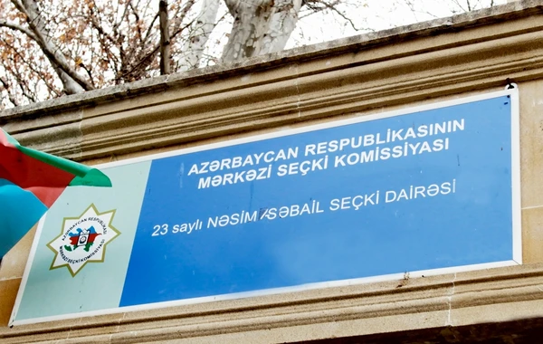 23 saylı Nəsimi-Səbail seçki dairəsində plakatları kim sökür?
