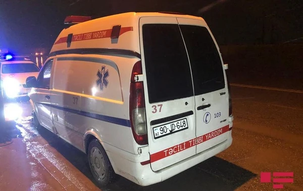 В Баку карета скорой помощи попала в ДТП, пострадали врачи - ФОТО