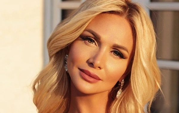 Виктория Лопырева в мини-юбке впервые вышла на лед с хоккеистами - ФОТО