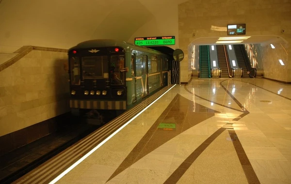 Bakı metrosunda sərnişin özünü qatarın altına atdı - VİDEO