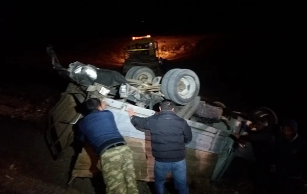 Bakı-Qazax yolunda zəncirvari qəza - Maşınlardan biri aşdı - FOTO