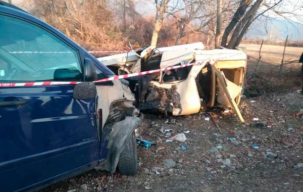 Mikroavtobusla minik avtomobili toqquşub, ölən var - FOTO