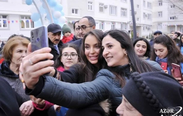 Лейла Алиева на открытии очередного благоустроенного двора - ФОТО
