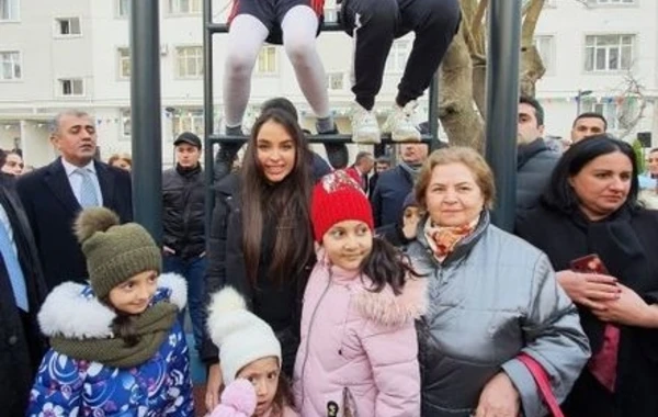 Лейла Алиева на открытии очередного благоустроенного двора - ФОТО